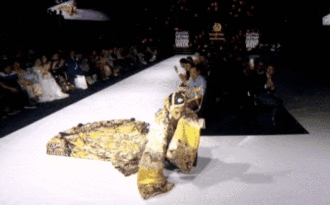 Những sự cố “khóc dở mếu dở” được sao Việt “xử êm” trên sân khấu, truyền hình