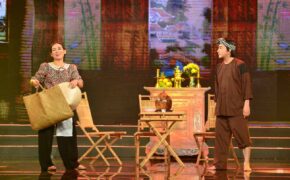 Phi Nhung sánh đôi bên kép đẹp Kim Tử Long