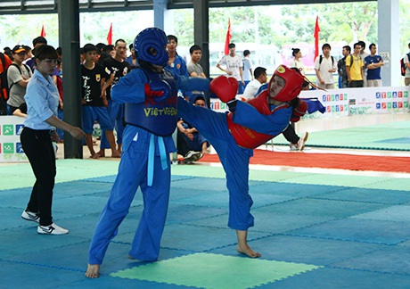 Các cô gái trong trang phục xanh của Vovinam