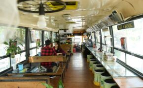 Chiếc xe buýt bỏ đi “biến hóa” thành quán cafe ấn tượng
