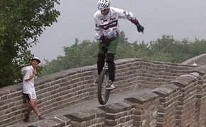 Chàng trai chinh phục thế giới trên chiếc xe… một bánh