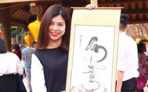 Ngày đầu năm mới, bạn trẻ nườm nượp chen chân xin chữ ông đồ