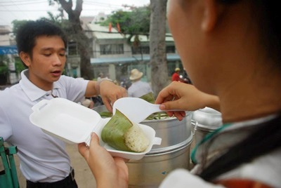 Hiếu chỉ dẫn cách múc xôi