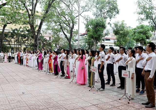  Đối với các học sinh lớp 12 trường Yên Hòa, đây là lễ chào cờ cuối cùng của tuổi học trò 