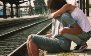 Con trai luôn ưu tiên “người cũ”?