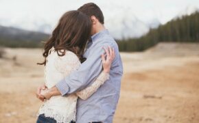 Gái xinh nức nở ôm bầu vì người tình giàu có “biến mất”