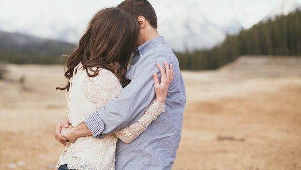 Gái xinh nức nở ôm bầu vì người tình giàu có “biến mất”