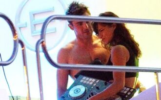 Zac Efron hôn “tình già” say đắm trong ngày tái ngộ