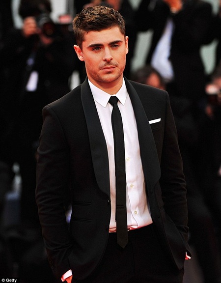 Zac Efron trông giống một tài tử Hollywood thực sự khi anh xuất hiện tại LHP Venice lần thứ 69