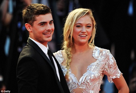 Zac và bạn diễn Maika Monroe tạo dáng trên thảm đỏ