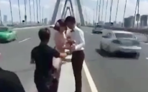 Cặp đôi “liều mình” chụp ảnh cưới giữa hai làn xe trên cầu Nhật Tân