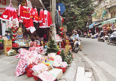  Ngân Búng và Bình An tranh thủ dạo phố, mua sắm đồ trang trí cho ngày lễ Giáng sinh