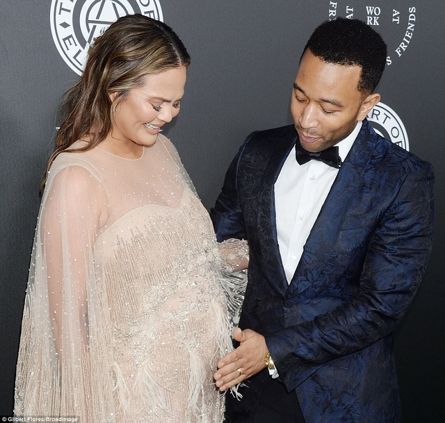  Chrissy Teigen và chồng John Legend đẹp đôi dự tiệc tại Santa Monica, California, Mỹ ngày 6/1 vừa qua 