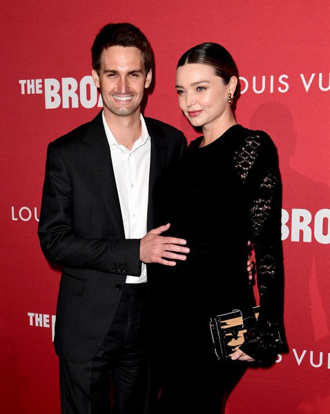  Tỷ phú 9X Evan Spiegel và siêu mẫu Miranda Kerr dự sự kiện thời trang diễn ra tại Los Angeles, California, Mỹ ngày 8/2 vừa qua 