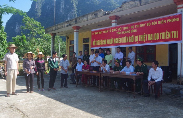 Đại diện lãnh đạo Bộ Chỉ huy BĐBP và Ủy ban MTTQ tỉnh Quảng Bình trao tặng bò giống cho đồng bào biên giới tại xã Thượng Hóa, huyện Minh Hoá.