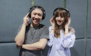 Trấn Thành tận tình hướng dẫn bạn gái Hari Won trong phòng thu