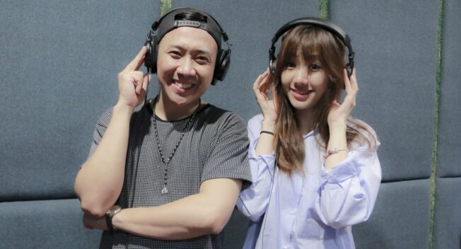 Trấn Thành tận tình hướng dẫn bạn gái Hari Won trong phòng thu