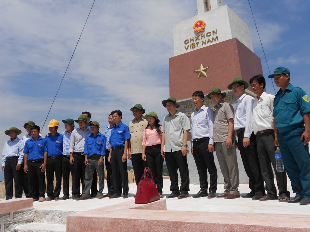 Tặng quà cho ngư dân là thanh niên tiêu biểu xã đảo Nhơn Châu