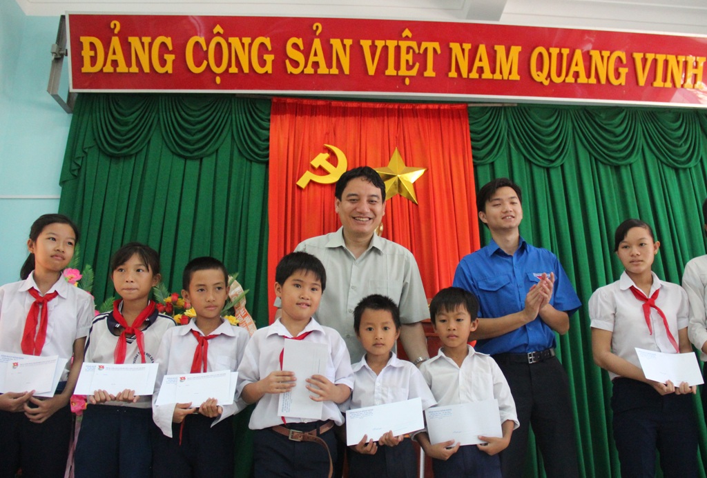 Trao quà cho học sinh nghèo học giỏi của xã