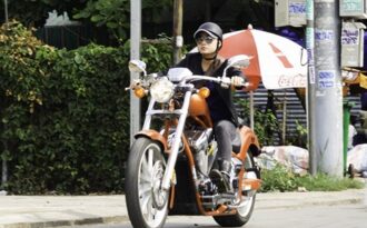 Tinna Tình cá tính trên phố với moto phân khối lớn