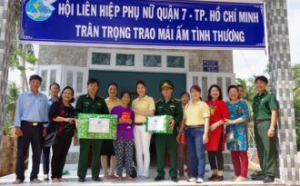 Bộ đội Biên phòng góp tiền, góp công xây nhà cho người nghèo