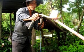 Lão nông sáng chế chiếc “xe đạp cày đa năng”