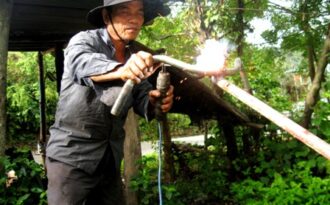 Lão nông sáng chế chiếc “xe đạp cày đa năng”