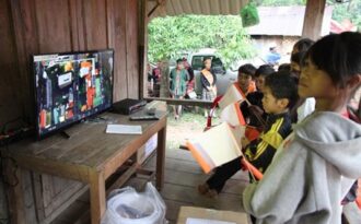 Có điện rồi, việc học hành của các cháu sẽ được đảm bảo hơn!