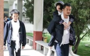 Vợ cũ mải mê yêu đương, Lý Á Bằng đưa hai con gái đi làm từ thiện