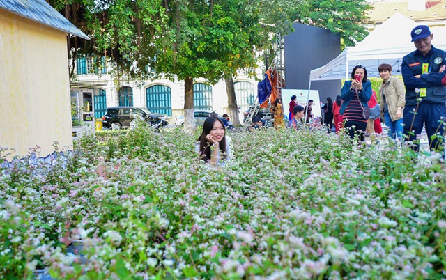  Không gian văn hóa dân tộc Mông (Hà Giang) tại Hà Nội gồm nhiều nội dung phong phú, hấp dẫn, tái hiện không gian văn hóa đồng bào dân tộc Mông ngay giữa Thủ đô bằng một loạt các hoạt động đặc sắc như khèn Mông, kèn lá, kèn môi... 