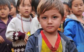 Bộ ảnh cậu bé H’mông lấm lem hút cộng đồng mạng