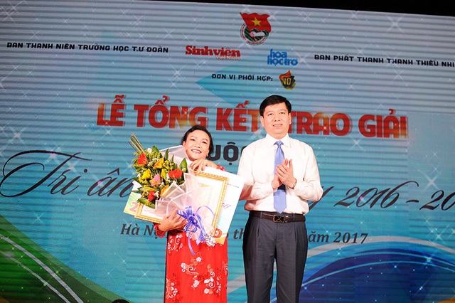 Anh Nguyễn Long Hải, Bí thư Trung ương Đoàn (bìa phải) trao giải nhất cuộc thi viết “Tri ân người thầy” cho tác giả Bùi Thị Biên Linh