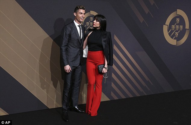  Danh thủ Cristiano Ronaldo và bạn gái Georgina Rodriguez dự lễ trao giải Quina tổ chức ở Lisbon, Bồ Đào Nha ngày 19/3 vừa qua 