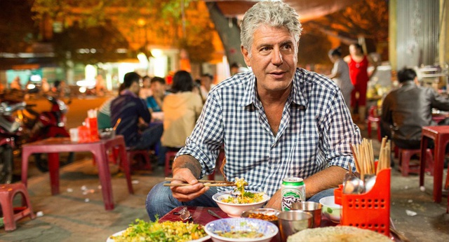  Đầu bếp kiêm người dẫn chương trình ẩm thực nổi tiếng Anthony Bourdain vừa đột ngột qua đời tại Pháp ngày hôm nay 8/6. Nguyên nhân ban đầu về cái chết của ông được cho là tự vẫn 