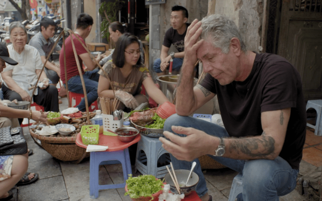  Anthony Bourdain nói thêm ông cảm thấy rất hạnh phúc khi được thưởng thức các món ăn đường phố, cho dù là ở Mexico hay Việt Nam. Tôi thích ăn ở các quán ăn đường phố bình thường ở châu Á hay châu Mỹ La tinh. Tôi thích phở Việt Nam, cơm gà ở Singapore và tacos ở Mexico. Tất cả đều ngon. 