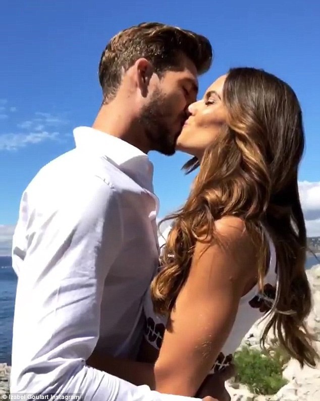  Siêu mẫu Izabel Goulart vừa xác nhận đã đính hôn với thủ môn dự bị của đội tuyển Đức tại World Cup năm nay Kevin Trapp 