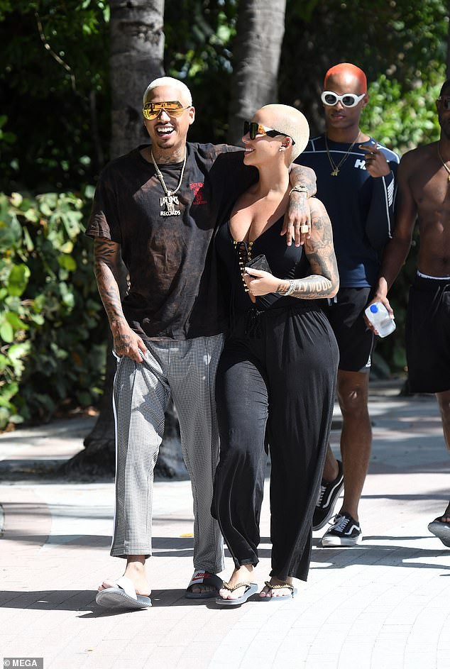  Amber Rose hạnh phúc bên bạn trai mới Alexander Edwards trên bãi biển Miami, Florida, Mỹ ngày 28/10 vừa qua 