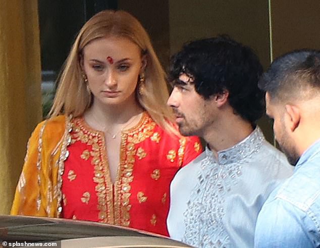  Joe Jonas và bạn gái Sophie Turner tới Ấn Độ vài ngày nay và rất hào hứng mặc trang phục truyền thống Ấn Độ 