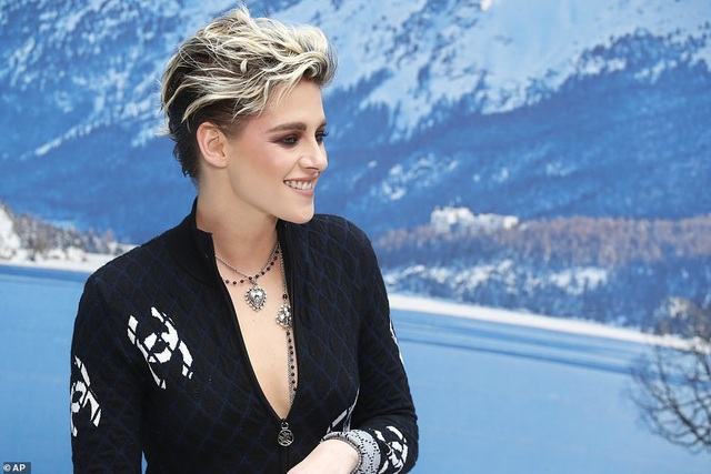 Kristen Stewart nổi bật trong show của Chanel, người mẫu rơi lệ trên sàn catwalk  - 1