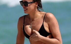 Tình cũ Ronaldo nuột nà với bikini