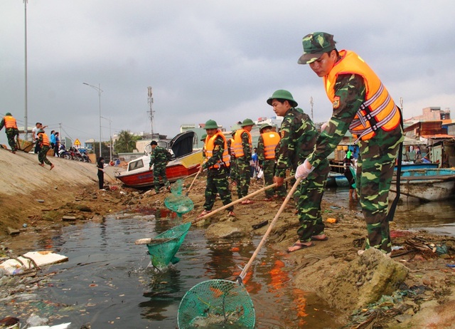 Bình Định: Thanh niên chèo thuyền, vớt rác quanh khu “ổ chuột” - 3