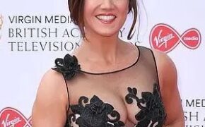 MC 49 tuổi diện váy xuyên thấu khoe ngực nảy nở