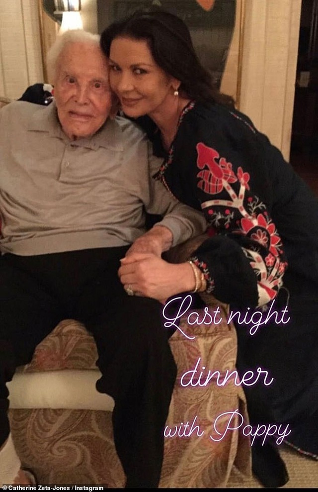Bố chồng Catherine Zeta-Jones vẫn khỏe mạnh ở tuổi 103 - 1