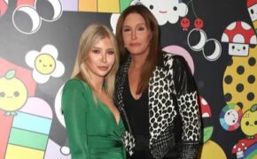 Bố dượng chuyển giới của Kim Kardashian đưa bạn gái dự sự kiện