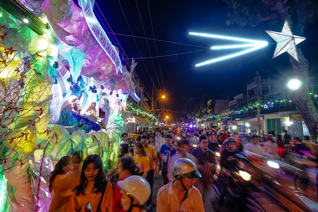 Hang đá lung linh “thắp sáng” lời nguyện cầu trong đêm Giáng sinh an lành - 1