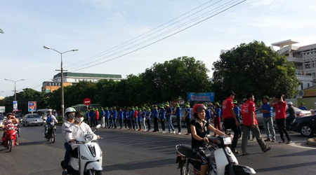 Xúc động những “barrier người” tiếp sức mùa thi giữa nắng nóng