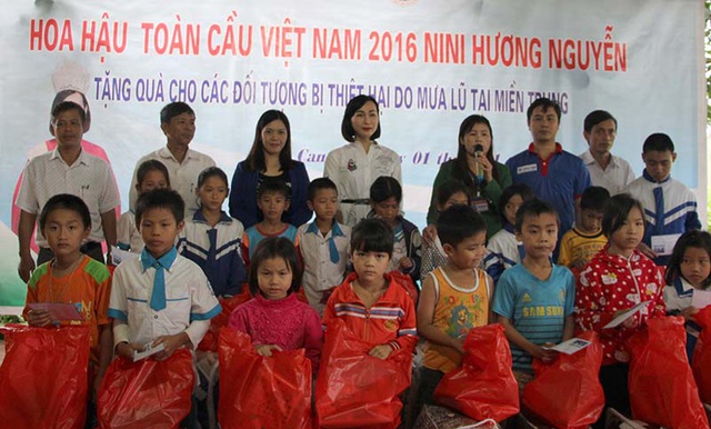 Hoa hậu Việt Nam toàn cầu Nini Hương Nguyễn tặng quà cho các em học sinh Trường Tiểu học Khánh Lộc.