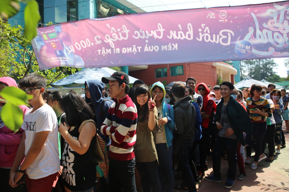 Hàng ngàn khán giả trẻ xếp hàng để mua vé tham gia sinh nhật Sơn Tùng