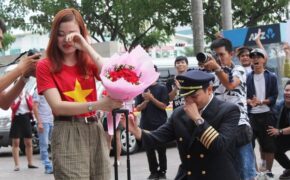 Màn cầu hôn cực lãng mạn của ông trùm hoa hậu với cô tiếp viên hàng không