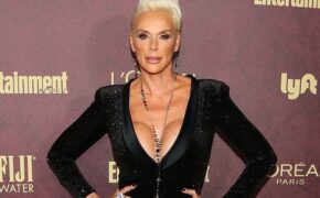 Người mẫu 55 tuổi siêu thon sau khi sinh con